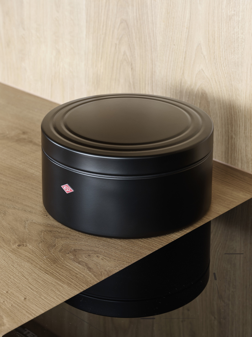 Biscuit tin