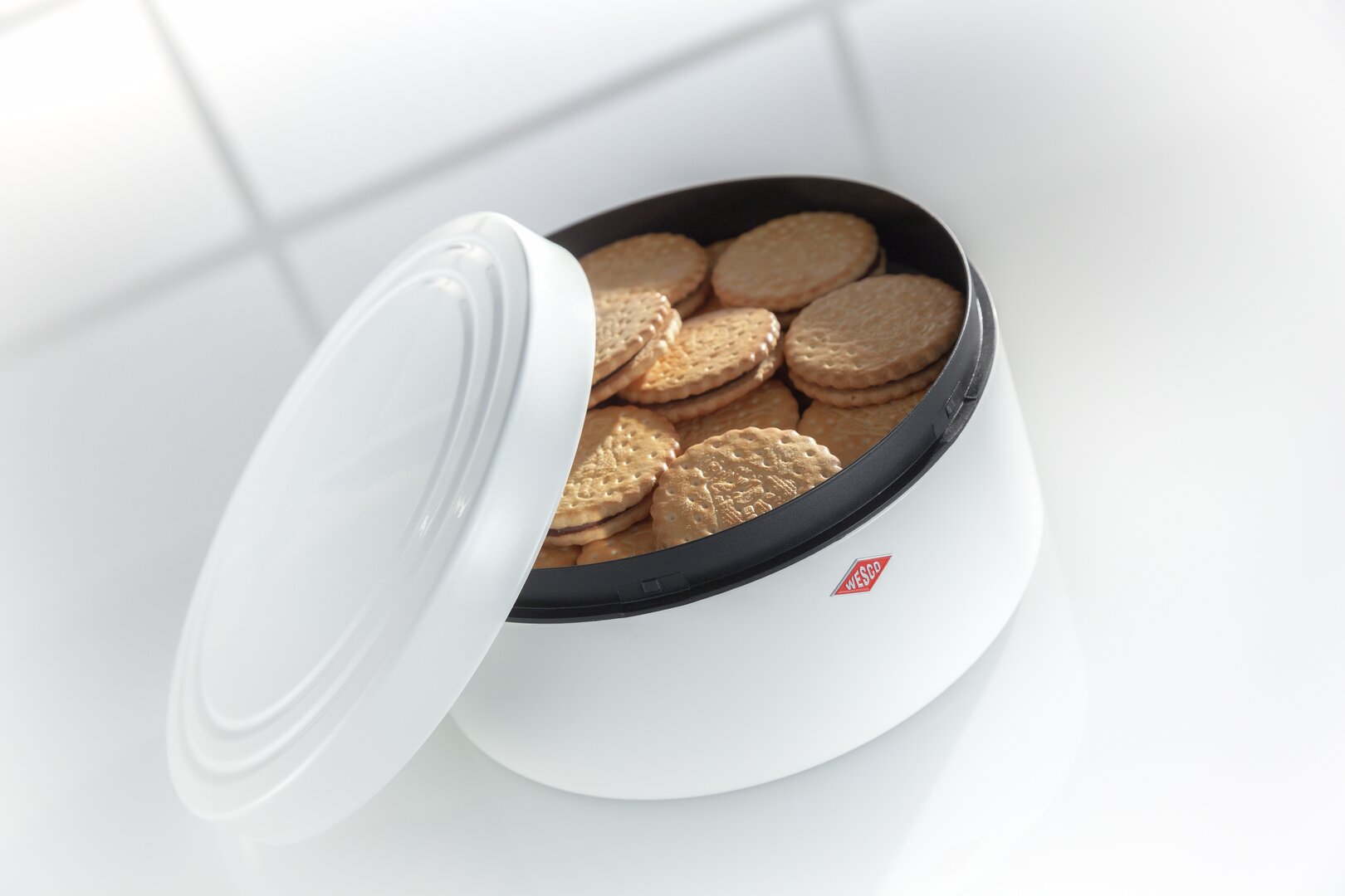 Biscuit tin