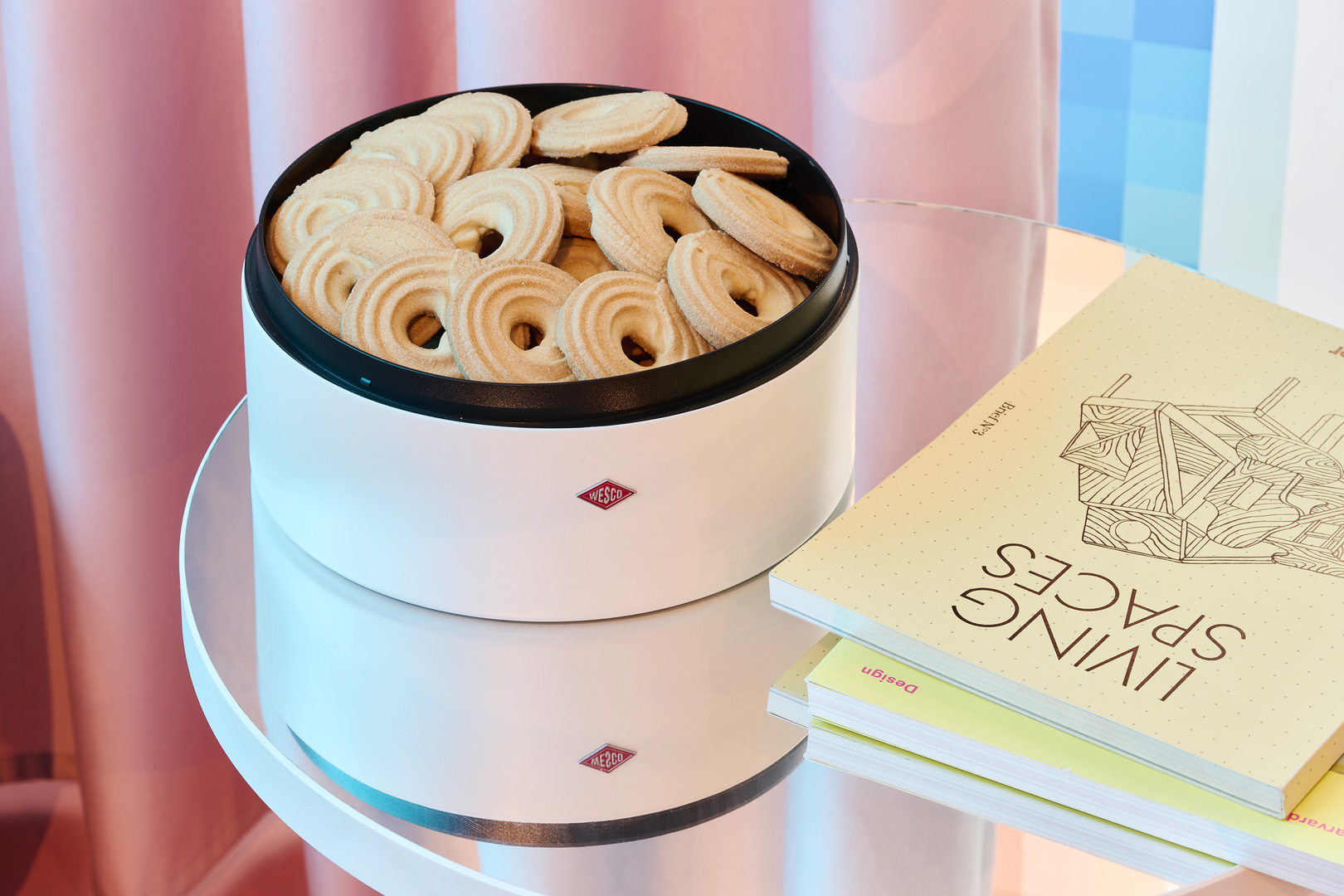 Biscuit tin