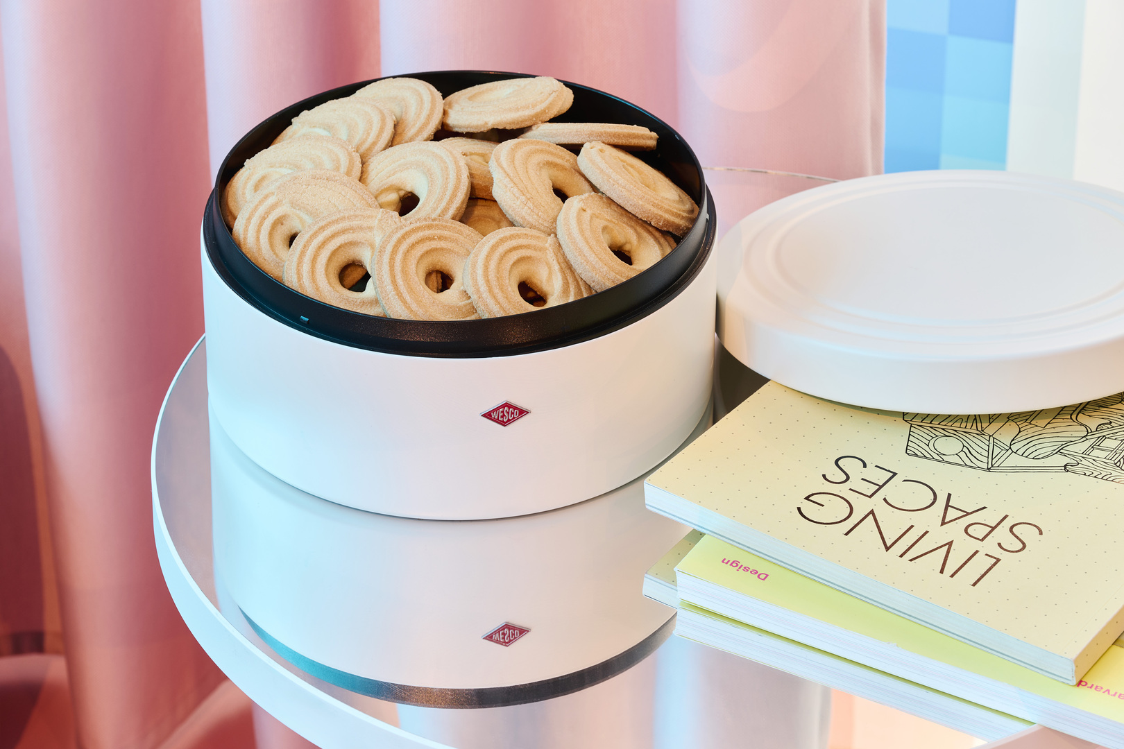 Biscuit tin