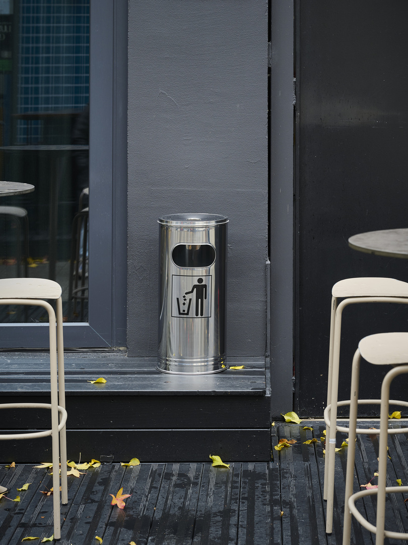 Pedestal ashtray, stainless steel