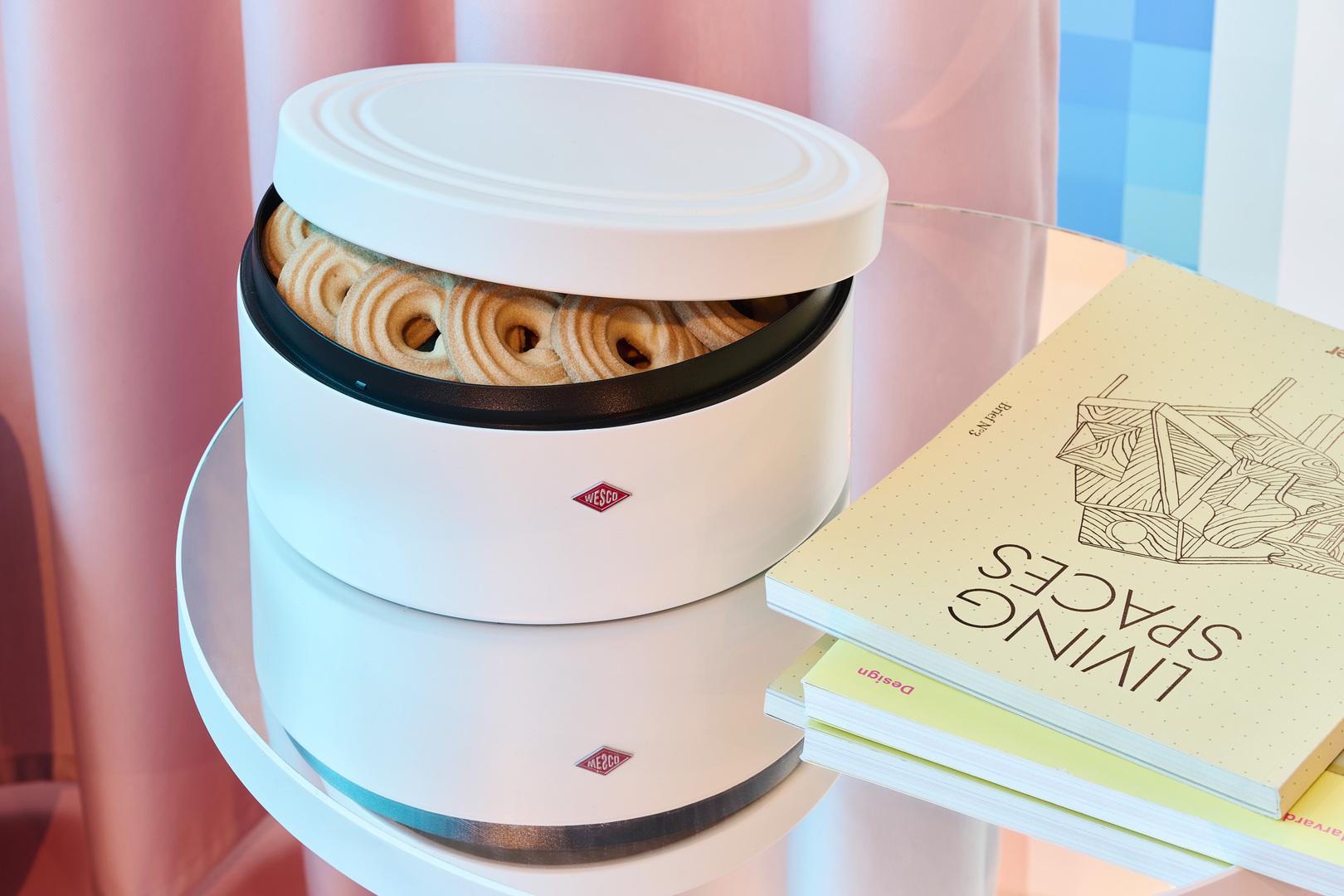 Biscuit tin