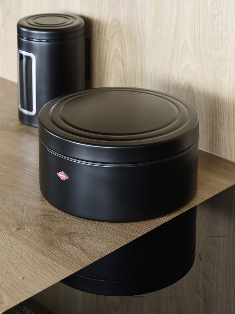 Biscuit tin